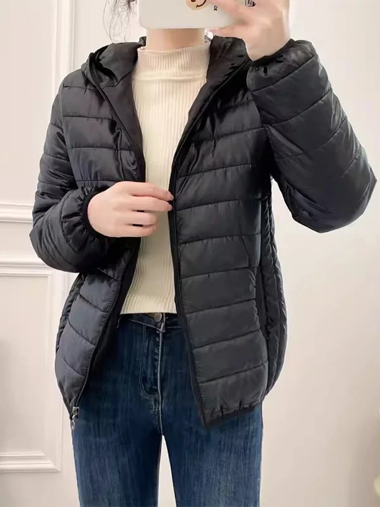 ミニマリスト軽量女性ダウンコットンジャケット 2025 新しい冬韓国スタイルフード付きキルティングパーカー女性ウインドブレーカー生き抜く