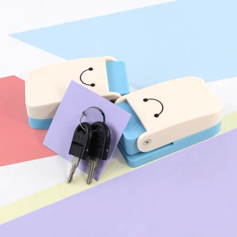 1pcs Random Color Creative Keychain Accessory Hole Punch for DIY Scrapbook Embossing Craft Tools, Excellent Quality