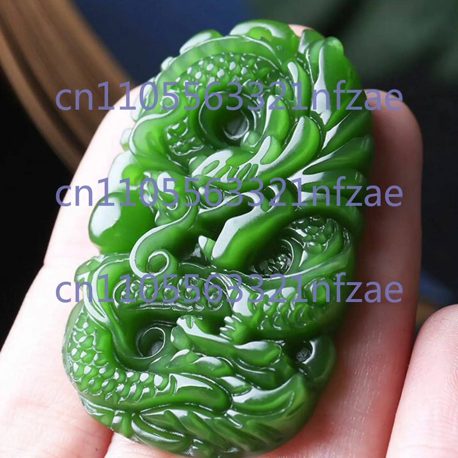 Naturalny zielony jadeitowy wisiorek w kształcie smoka, ręcznie rzeźbiony amulet na szczęście.