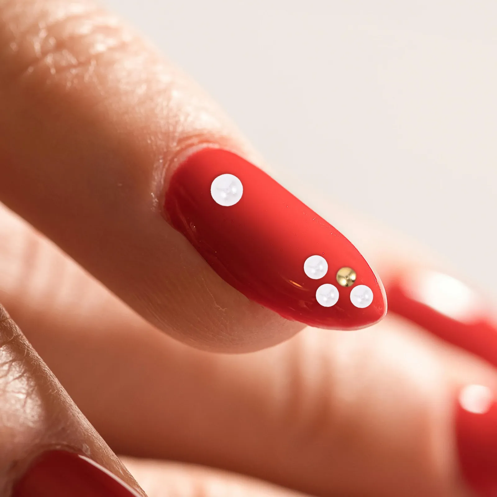 

3 коробки декоративных элементов для ногтей: полукруглые искусственные жемчужины, стразы с плоским дном, стальные бусины для нейл-арта, принадлежности для маникюра для женщин