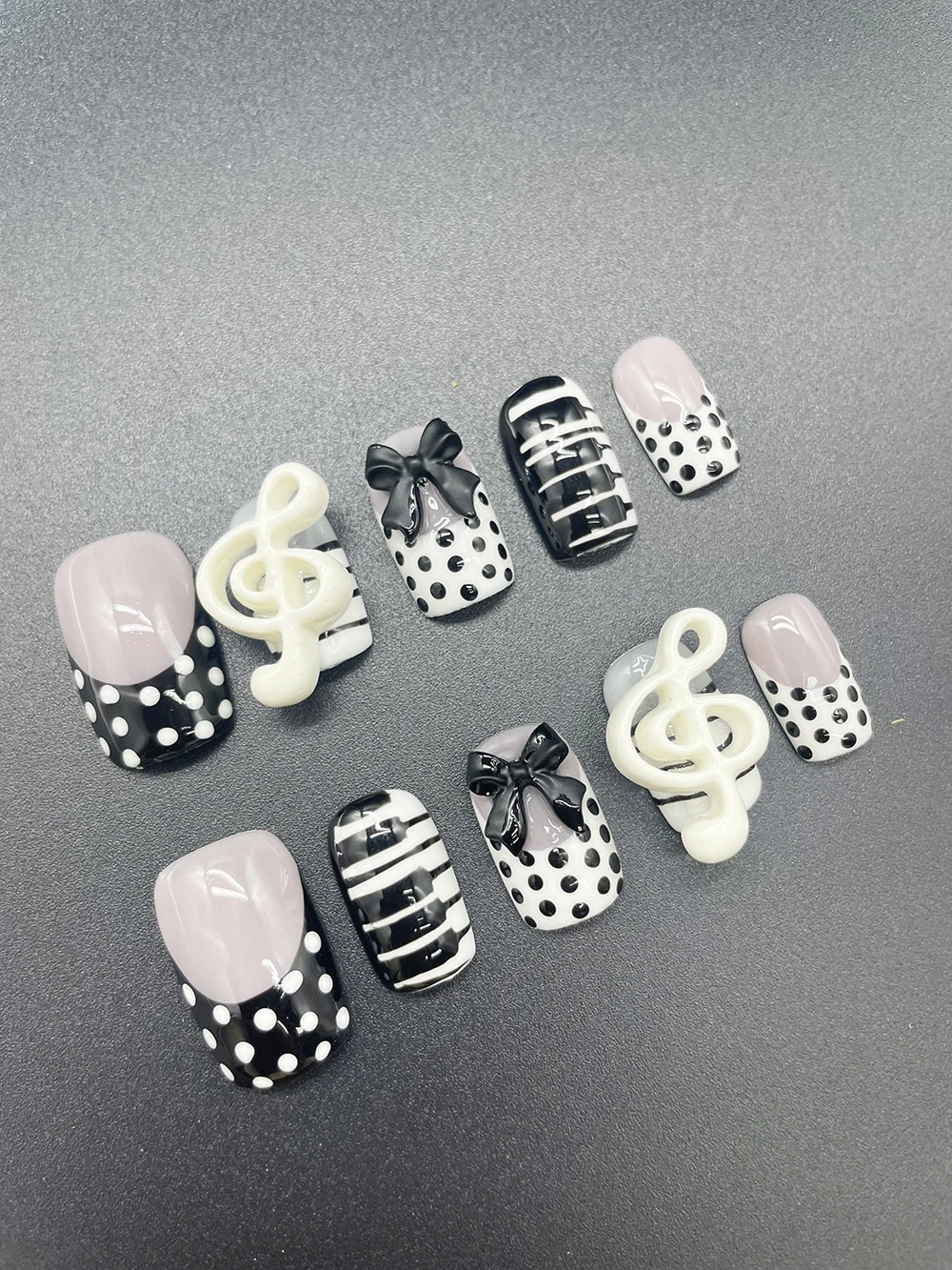 

2025 Popular Piano Note Press On Nails Short Square Polka Dots Black White Design High Quality False Nails Wholesale Party Gift