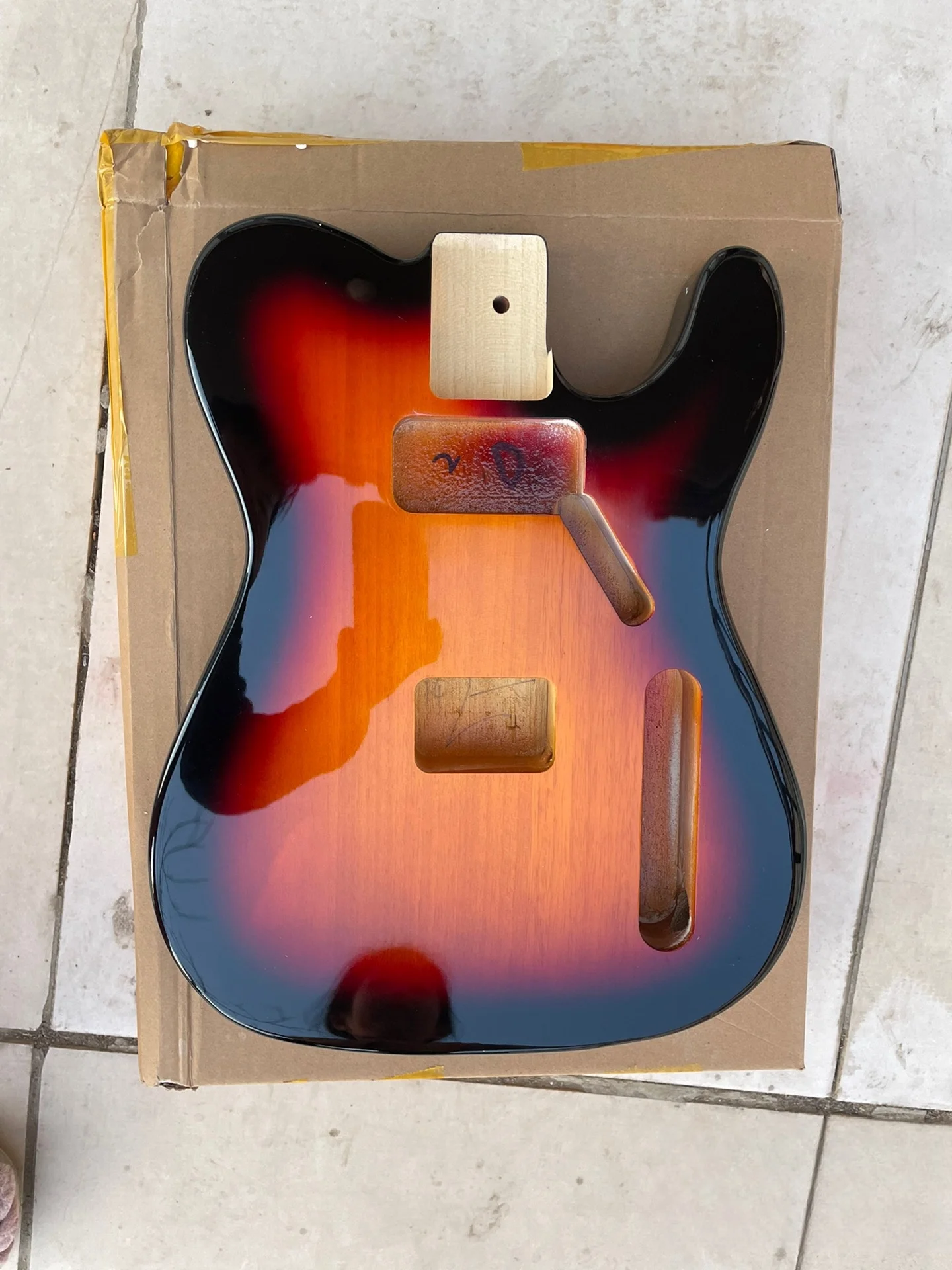 The all-new poplar electric guitar body is sunset colored, super beautiful Neck opening 5.7 cm