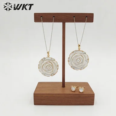 WT-JP309  WKT 2025 Noble Flower Shape Pendant MOP Shell Pendant Gold-Plated Pendant For Girl Gift Party Gift 41X 41MM Pendant