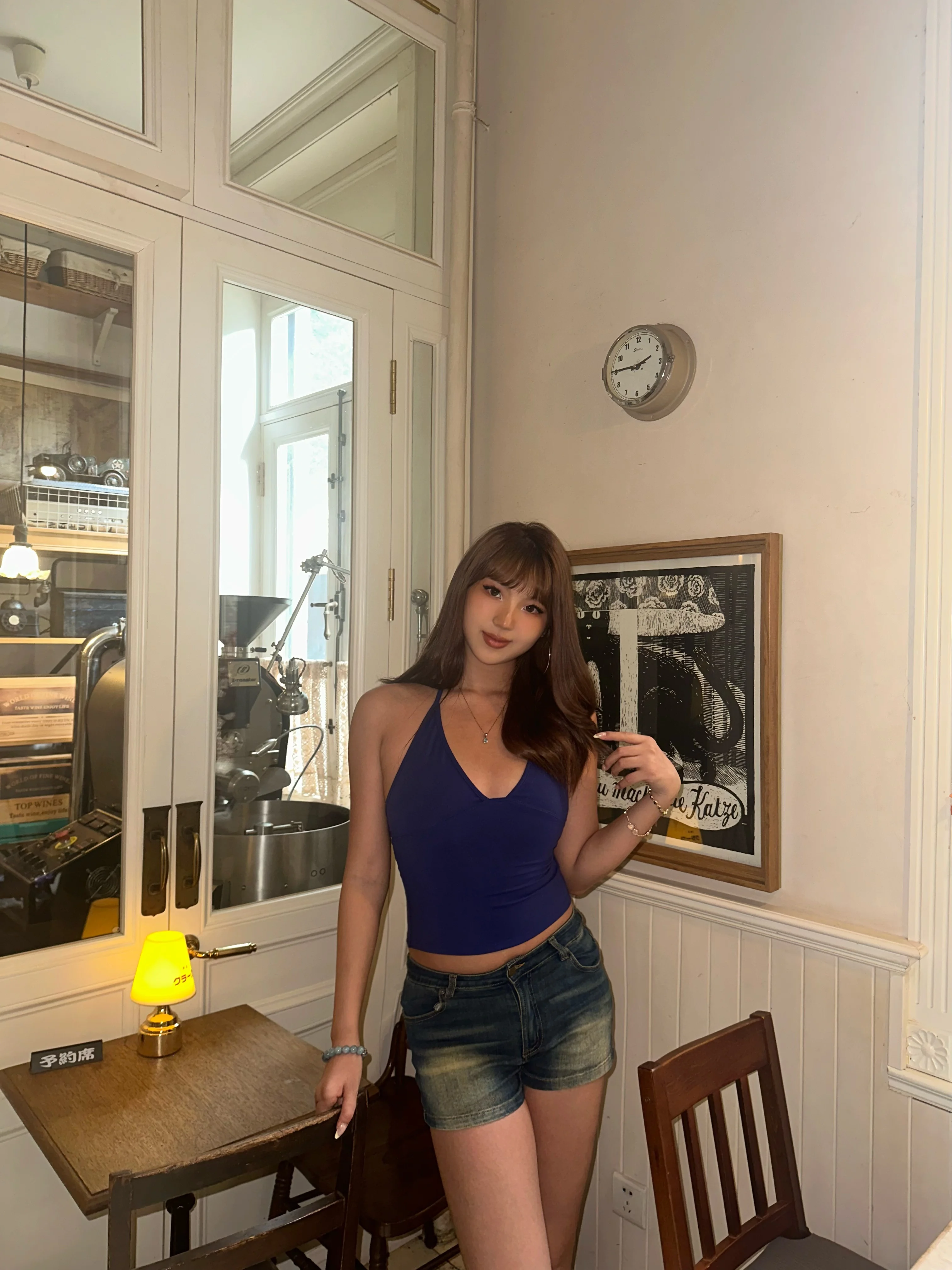 

Майка темно-синяя с лямкой на шее и глубоким V-образным вырезом для женщин, сексуальный стильный облегающий короткий укороченный топ для наслоения или ношения в одиночестве