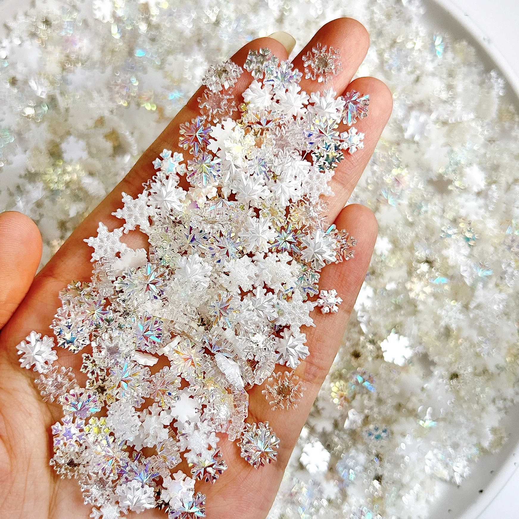 Breloques pour ongles flocons de neige irisés blancs, styles variés et mélangés, 50 pièces, ornements flocons de neige, fournitures DIY pour nail art et artisanat