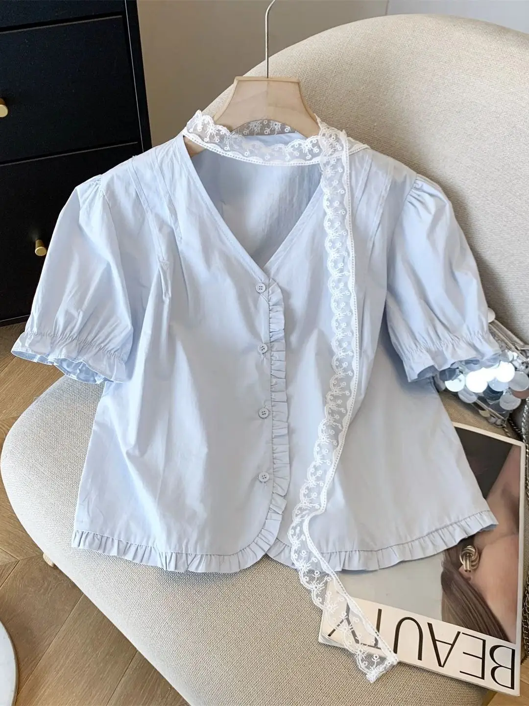 

Ele Blue Lace Trim ort Sve V-Ne Women's irt Summer Design Korean Sle Loose Fit Bubble Sve Pure Color Top