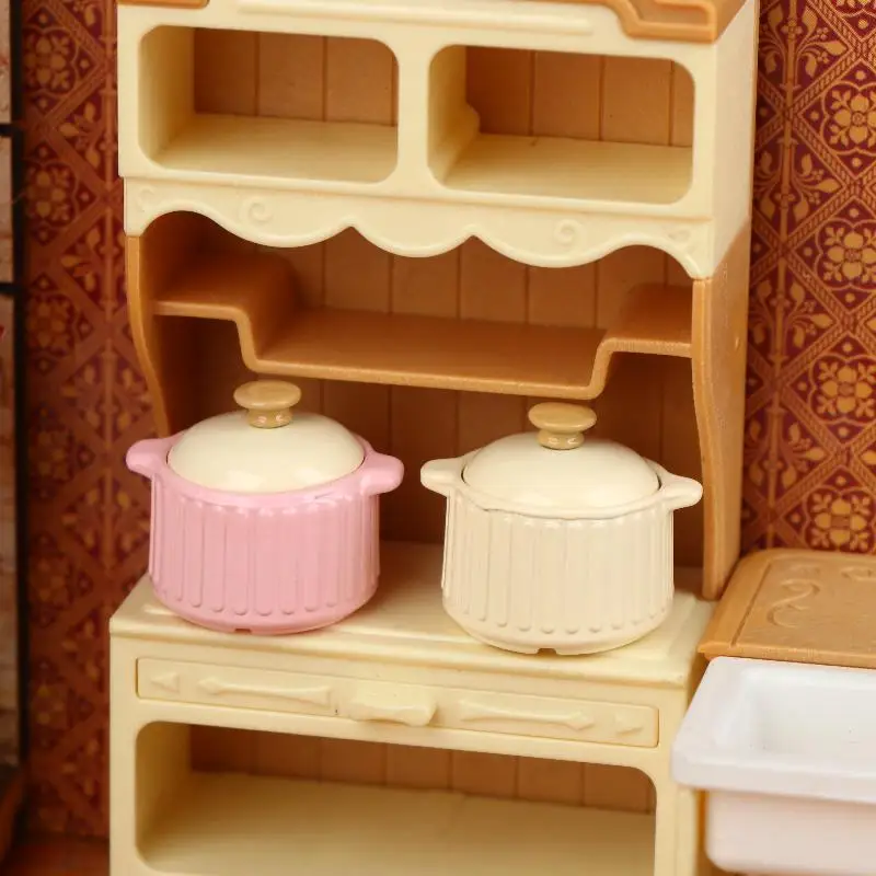 Miniatura de Utensílios de Cozinha para Casa de Bonecas 1/12: Panela de Sopa na Cor Manteiga; Decoração Ornamentada para Cozinha de Casa de Bonecas