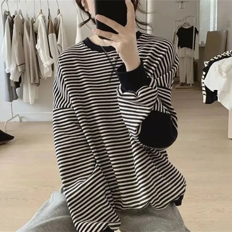 Spring and Autumn Women\'s Pullover Round Neck Spliced Stripe Loose Fit Long Sleeve Sweater Underlay Fashion Elegant Casual Tops