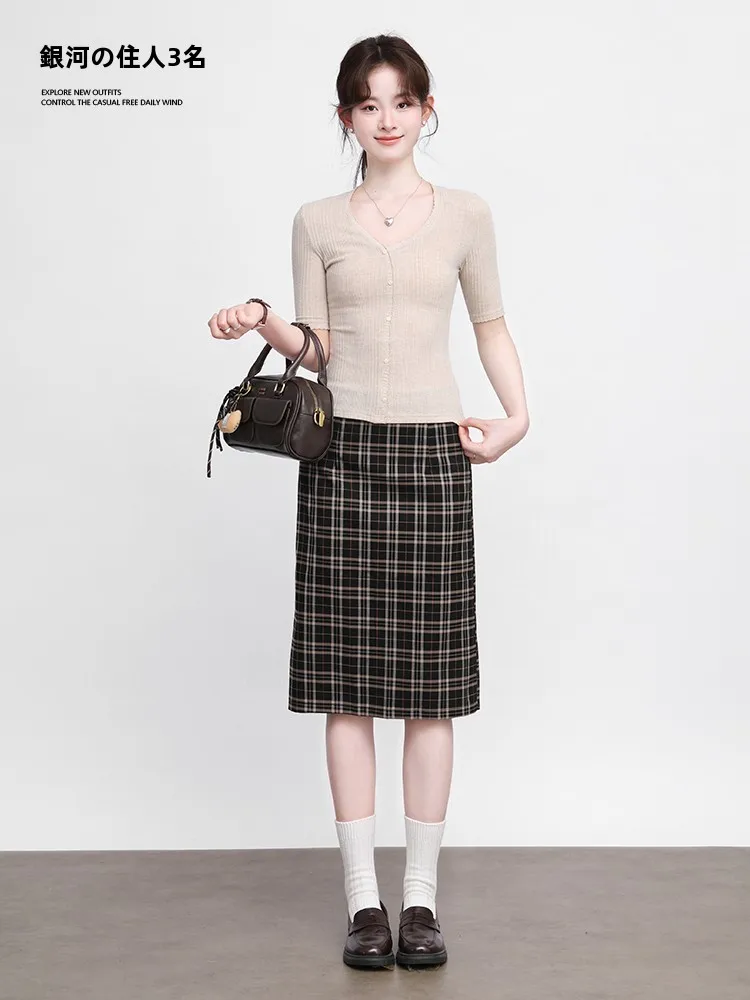 

Khaki Slim Fit Knitted irt with Plaid f Skirt Women's Summer Faion Set ort Sve Top And Midi Plaid Skirt