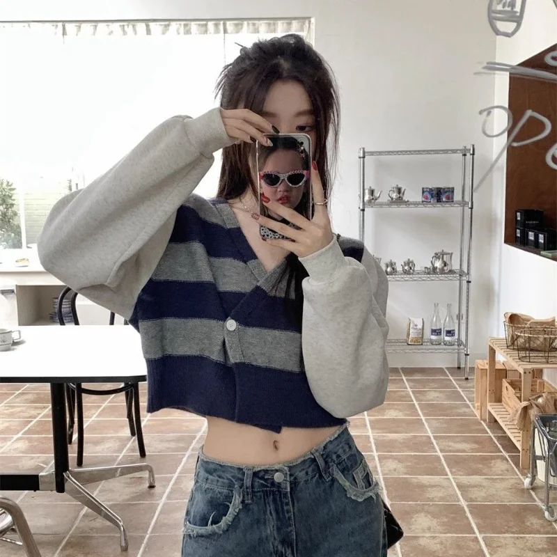 Pull en tricot rayé à manches bouffantes de style coréen avec un design asymétrique