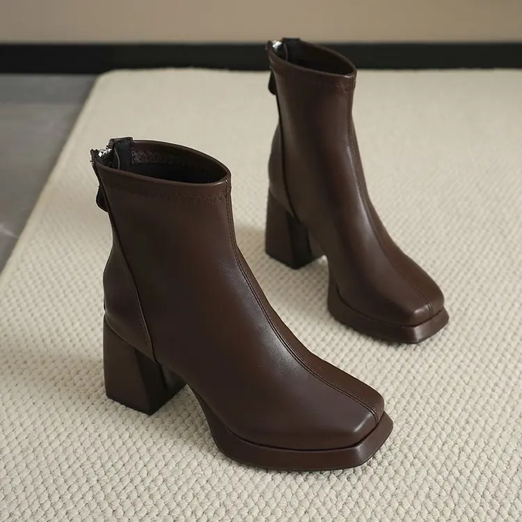 Damen Plateau-Stiefeletten mit eckiger Spitze, Reißverschluss hinten und Blockabsatz – Modische kurze Stiefel – Detail 17