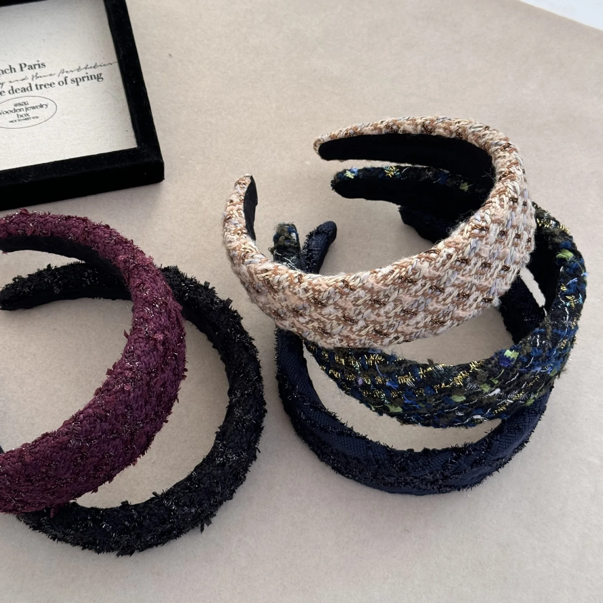 1 Stück dickes Tweed-Stirnband mit breiter Kante sieht klein und im Retro-Stil aus, geeignet für den täglichen Pendelverkehr und vielseitige Haar-Accessoires – Detail 11