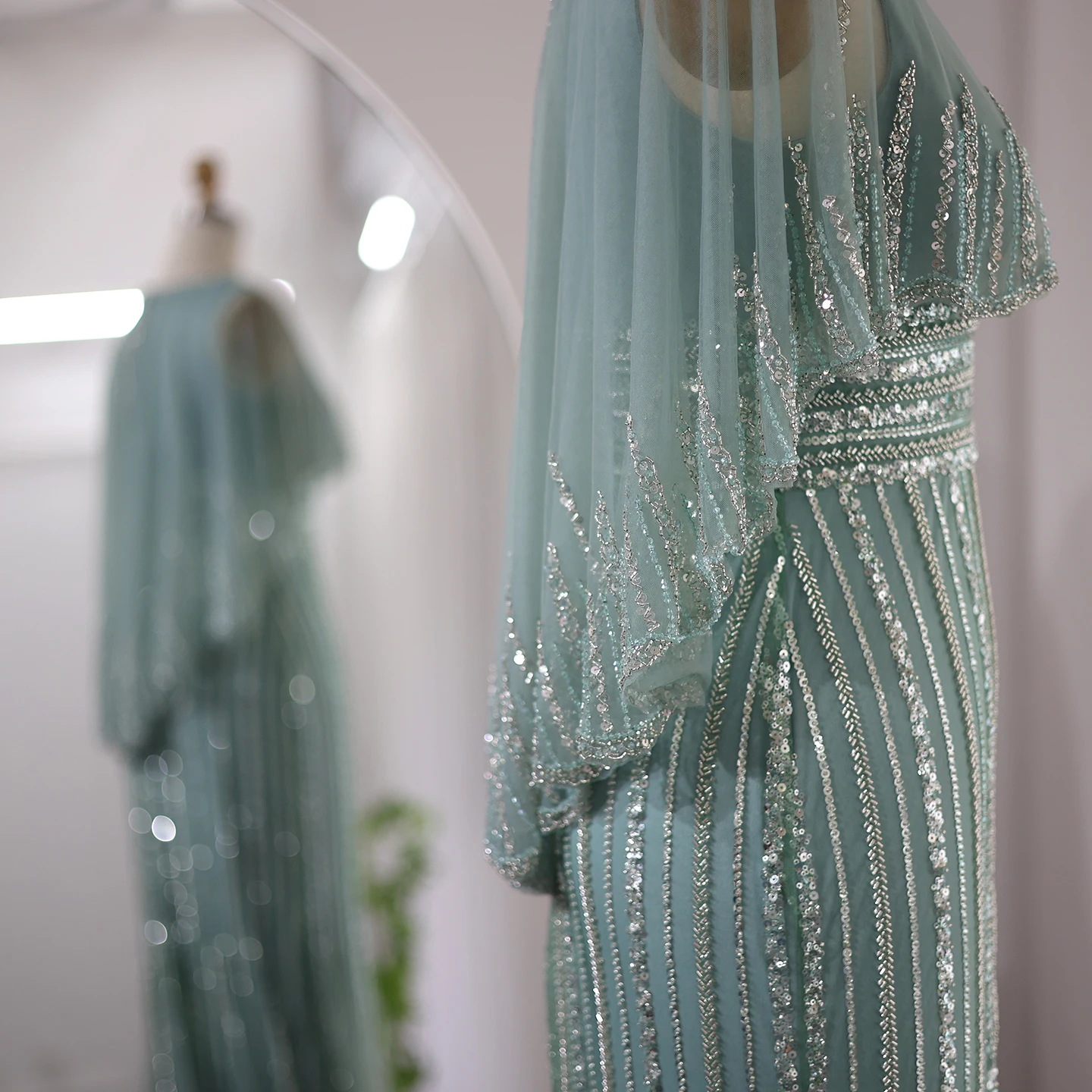 Sharon Said Dubai Luxuriöse Salbeigrüne Meerjungfrauen-Abendkleider mit Cape, V-Ausschnitt, Arabisch, für Hochzeitsfeier, SS284, Maßanfertigung – Detail 8