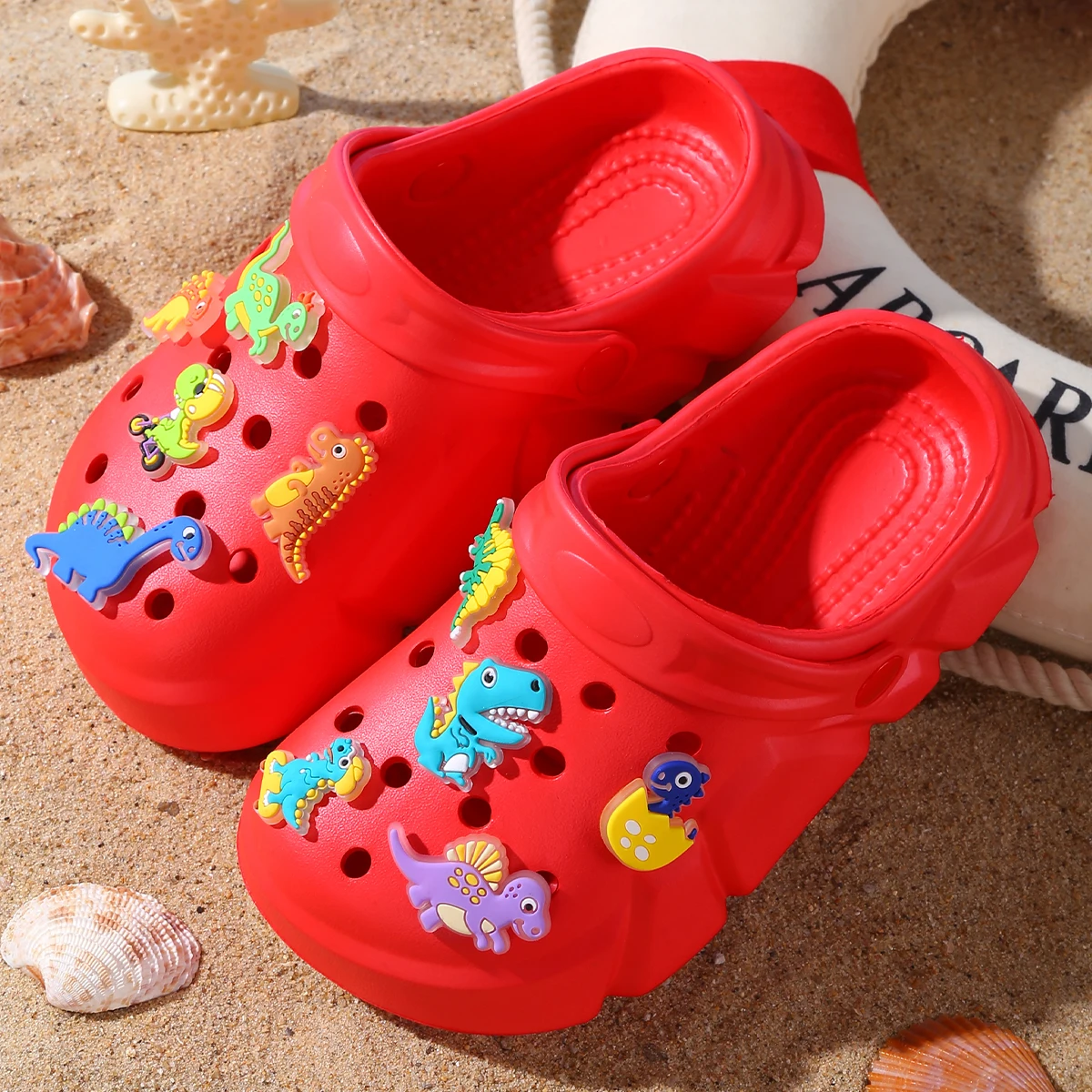 Atmungsaktive Freizeit-Clogs für Jungen mit leuchtender Cartoon-Dinosaurier-Dekoration, leichte Clogs für Dusche, Strand und Pool 3057 – Detail 30