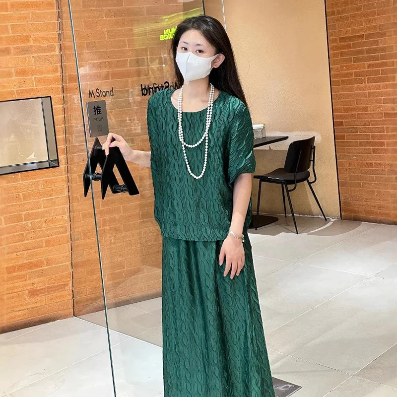 Miyake 2025 verano Color sólido suelto Casual mujer de dos piezas cuello redondo Camiseta de manga corta y traje de falda de medio cuerpo suelto