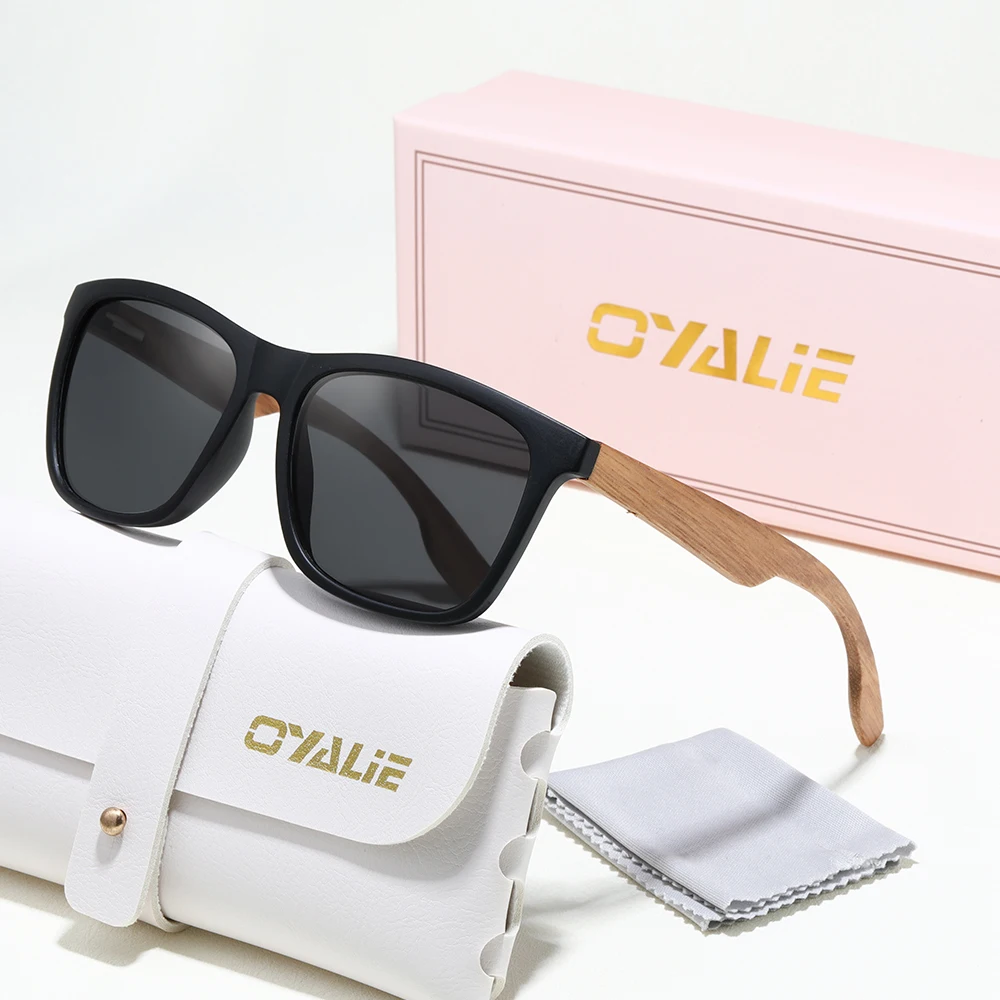 نظارات شمسية من Oyalie Bamboo، تصميم فريد من نوعه يخلق قائدًا عصريًا للرجال والنساء، مما يخلق معبدًا من خشب الخيزران الطبيعي، لها ميزات صديقة للبيئة. ينمو الخيزران بسرعة ويمكن إعادة تدويره ويعكس الموقف الصديق للبيئة. مناسبة لجميع المناسبات لارتدائها.