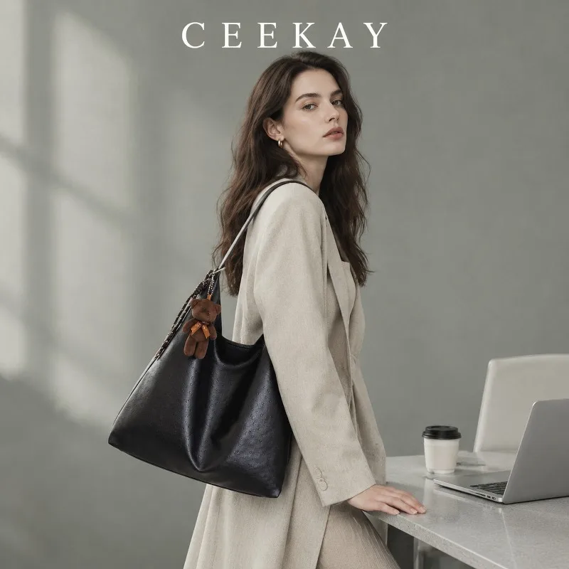 CEEKAY Hobo-Tasche aus Leder mit Bärenanhänger, geflochtenen Details, Tragegriff, vielseitig einsetzbar, ideal für den täglichen Gebrauch, lässig, große Kapazität. – Detail 7