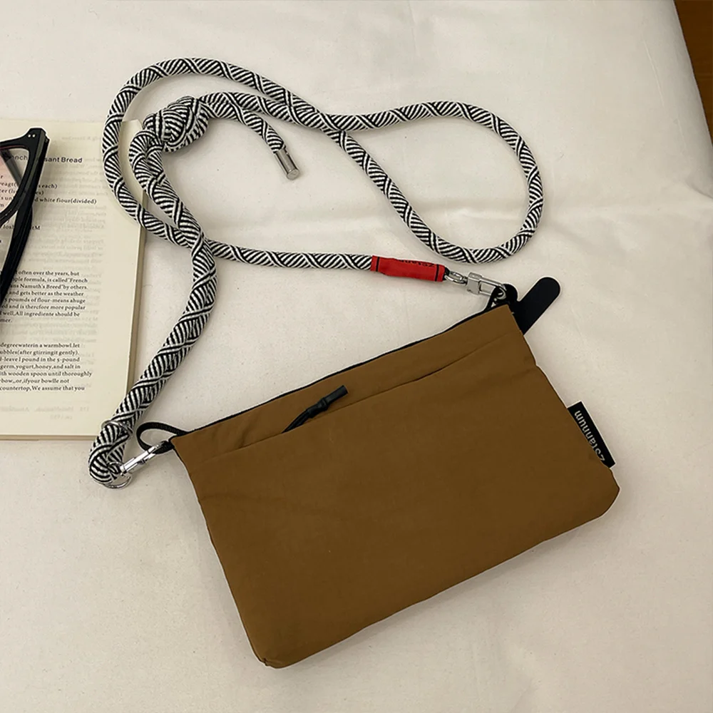 Damen-Umhängetasche, Handtasche im Umschlagstil, aus faltigem Stoff, mit verstellbarem, geflochtenem Träger, leichte Tasche für den täglichen Gebrauch. – Detail 2