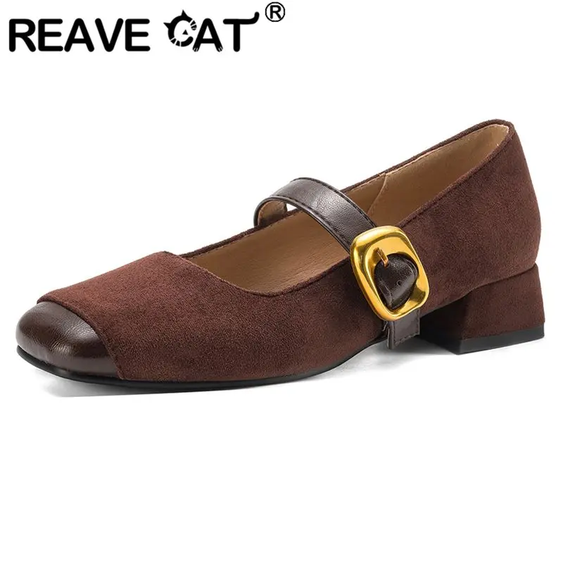 

Женские туфли REAVE CAT из коричневой замши с квадратным носком и ремешком на пряжке, большие размеры 41, 42, 43, мягкие повседневные туфли ручной работы для женщин