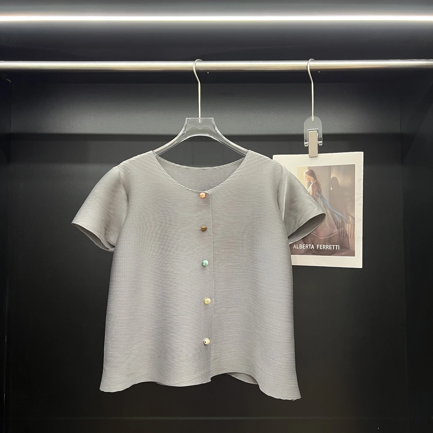 Miyake จีบเสื้อสเวตเตอร์ถักสีทึบ 2025 ฤดูร้อนใหม่แฟชั่นหลวมรอบคอแขนสั้นเสื้อยืด