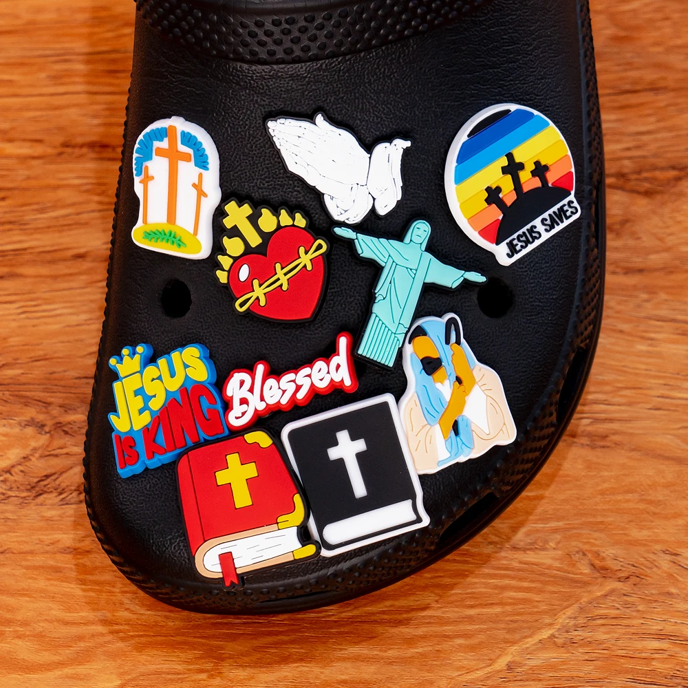 1 stücke PVC Religiöse Jesus Clog Schuh Charms Heilige Bibel Schuh Dekorationen Pins für Frau Männer Party Favor Geschenke DIY clips Zubehör – Detail 1