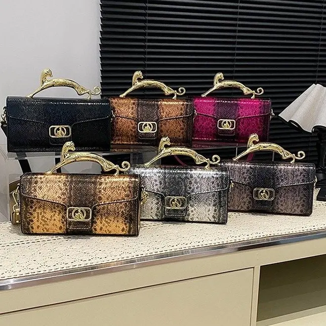 

Сумка для подгузников, готовая к использованию с коляской, с встроенными крепежными петлями для надежного и удобного крепления на большинстве типов колясок.