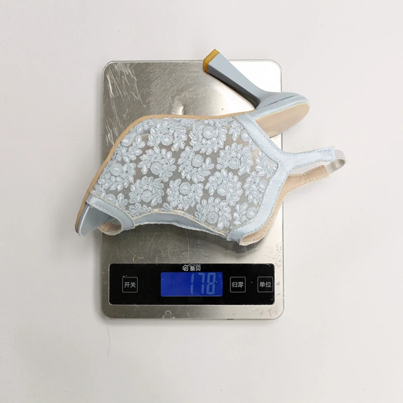 

REAVE CAT Женские сандалии с сетчатой вышивкой и цветком, дышащие, с открытым носком, на шпильке 8,5 см, с ремешком, синий, бежевый, большой размер 46 US15