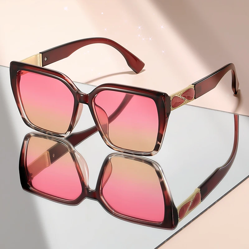 Oculos-de-sol-com-bloqueio-de-cores-de-armacao-grande-com-design-sofisticado-e-enfeites-de-imitacao-de-pedras-preciosas-sao-oculos-de-sol-da-moda