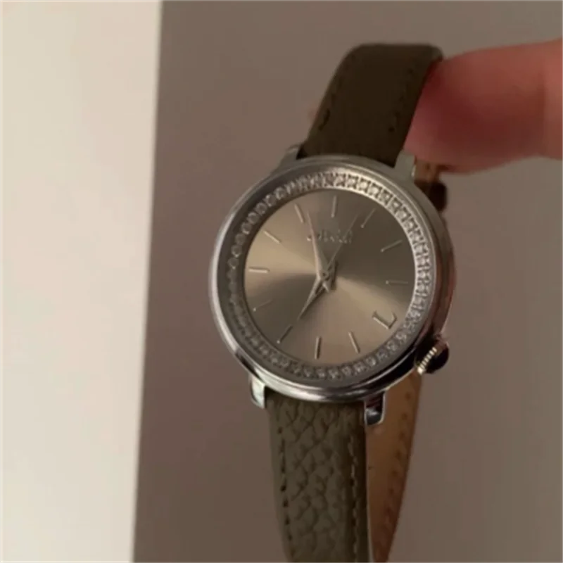 ساعة فضية رمادية 2026 عالية الجودة موضة عادية فاخرة ساعة يد جلدية هدية للنساء ساعة كوارتز ملحق