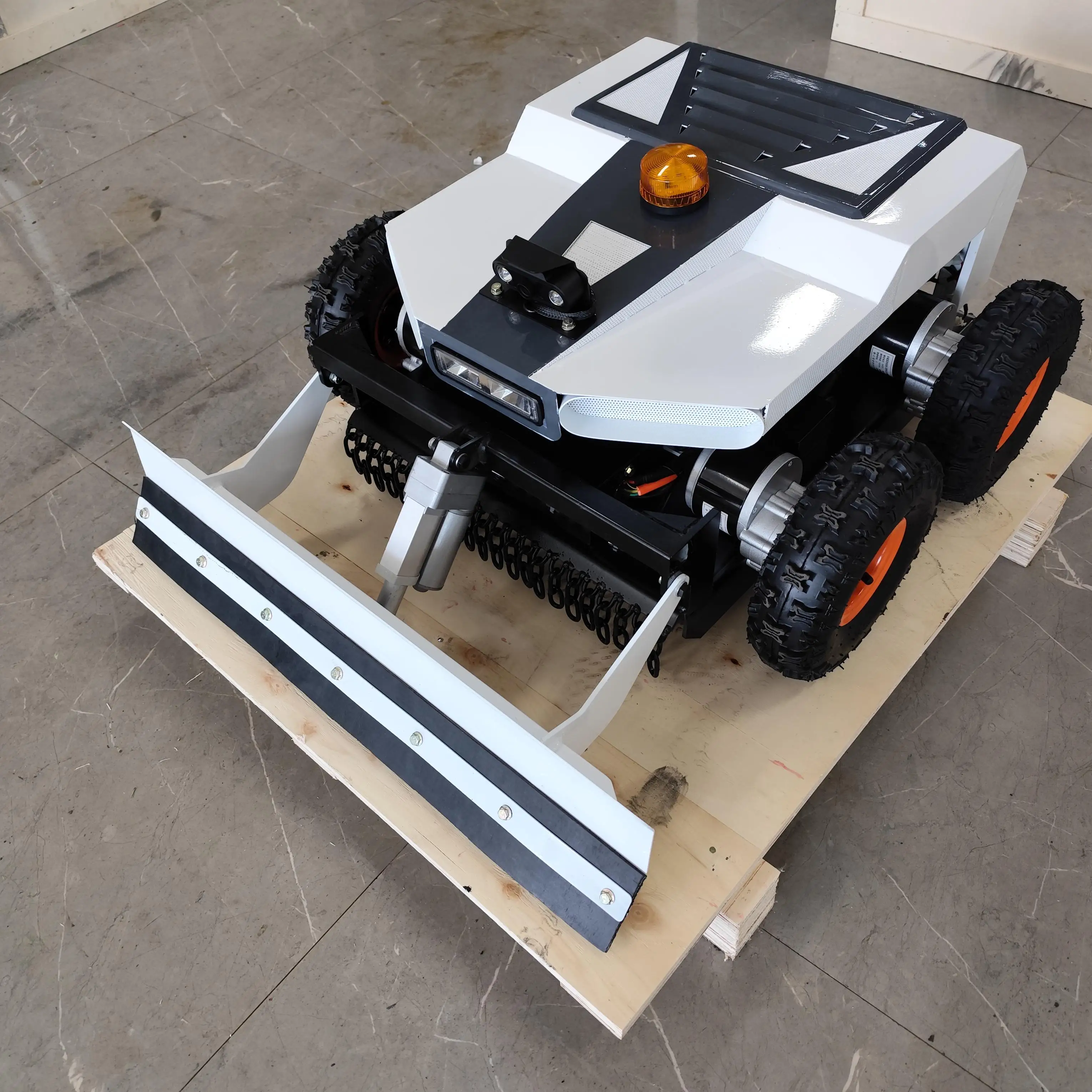 مصنع مخصص عالي الكفاءة للتحكم عن بعد في السكك الحديدية إزالة الثلوج وقص العشب بعجلات 2 في 1 روبوت قص العشب لـ S