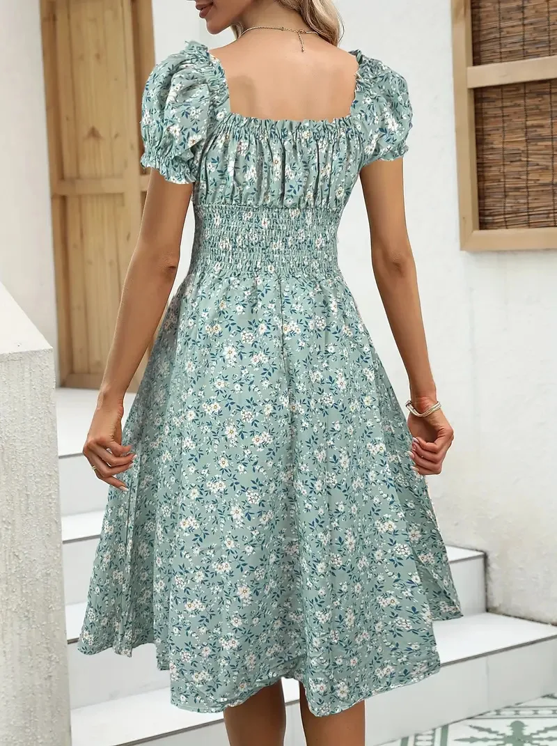 Vintage-Blumenkleid mit flauschigen Ärmelbündchen und plissierter Taillenbetonung, geeignet für Damen als Sommerkleidung am Strand und für Sommerpartys. – Detail 3