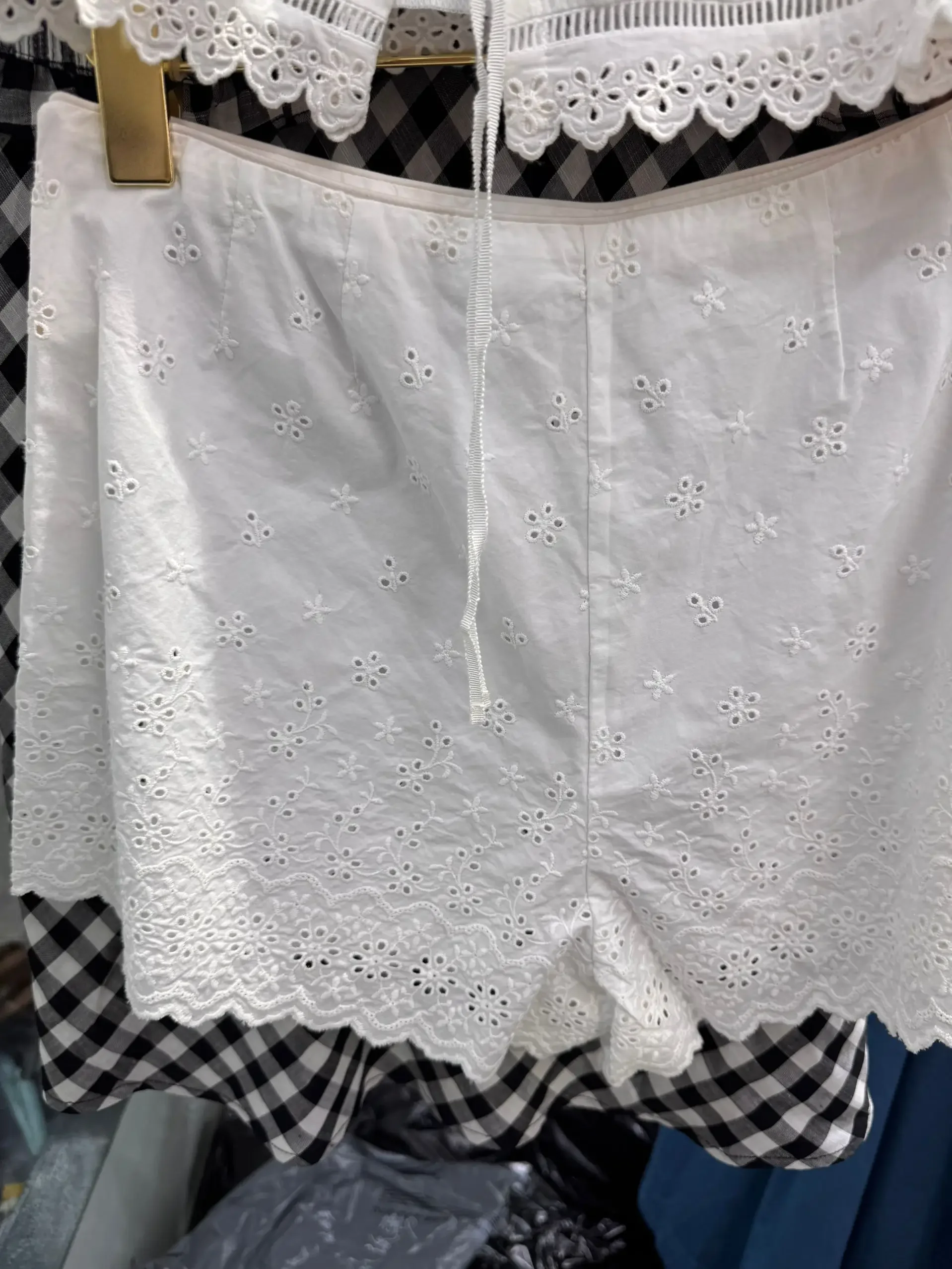 속이 비치는 자수 여성용 흰색 세트 레이스 엣지 라운드넥 퍼프 소매 싱글 브레스티드 셔츠 + 하이웨이스트 쇼츠 코튼 슈트