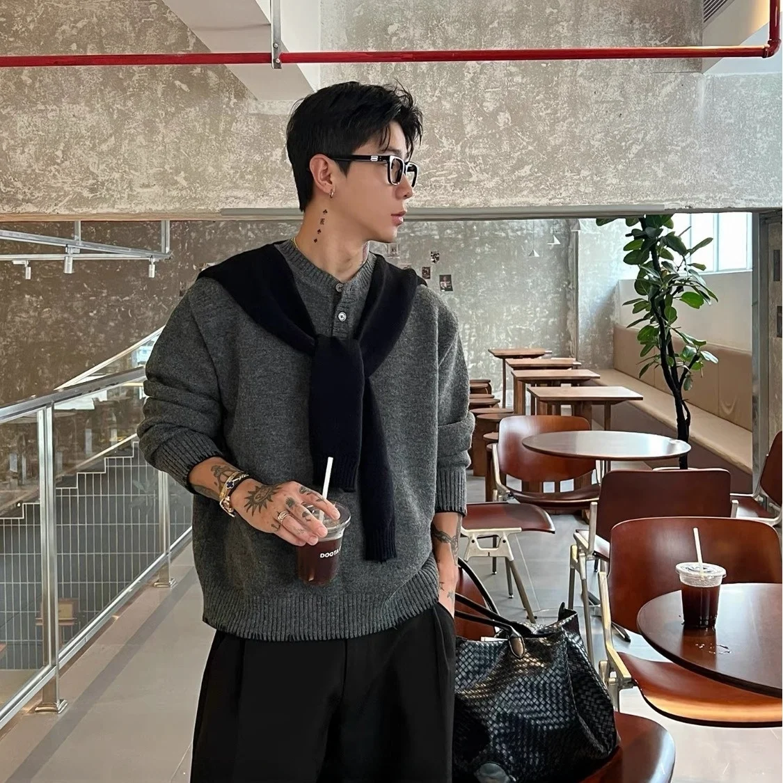 

Весна 2026, ранний сезон, цветная вязаная шило с плечами, искусственный двухсекционный корейский мужской модный топ против старения, модный