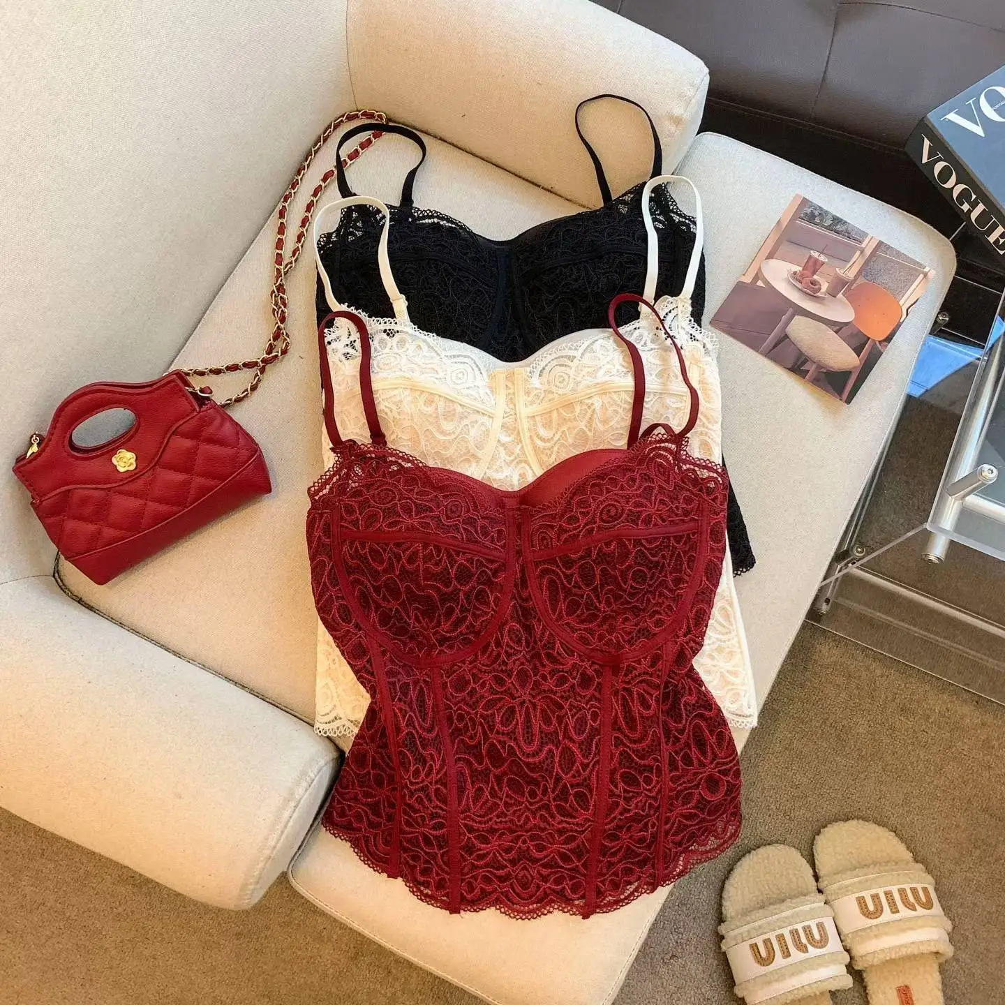 Autumn New Style Women's Lace Trim Fleece Lined Tank Top with Fixed Strap Chest Pad Splice Warmth V-neck Short Length Outerwear