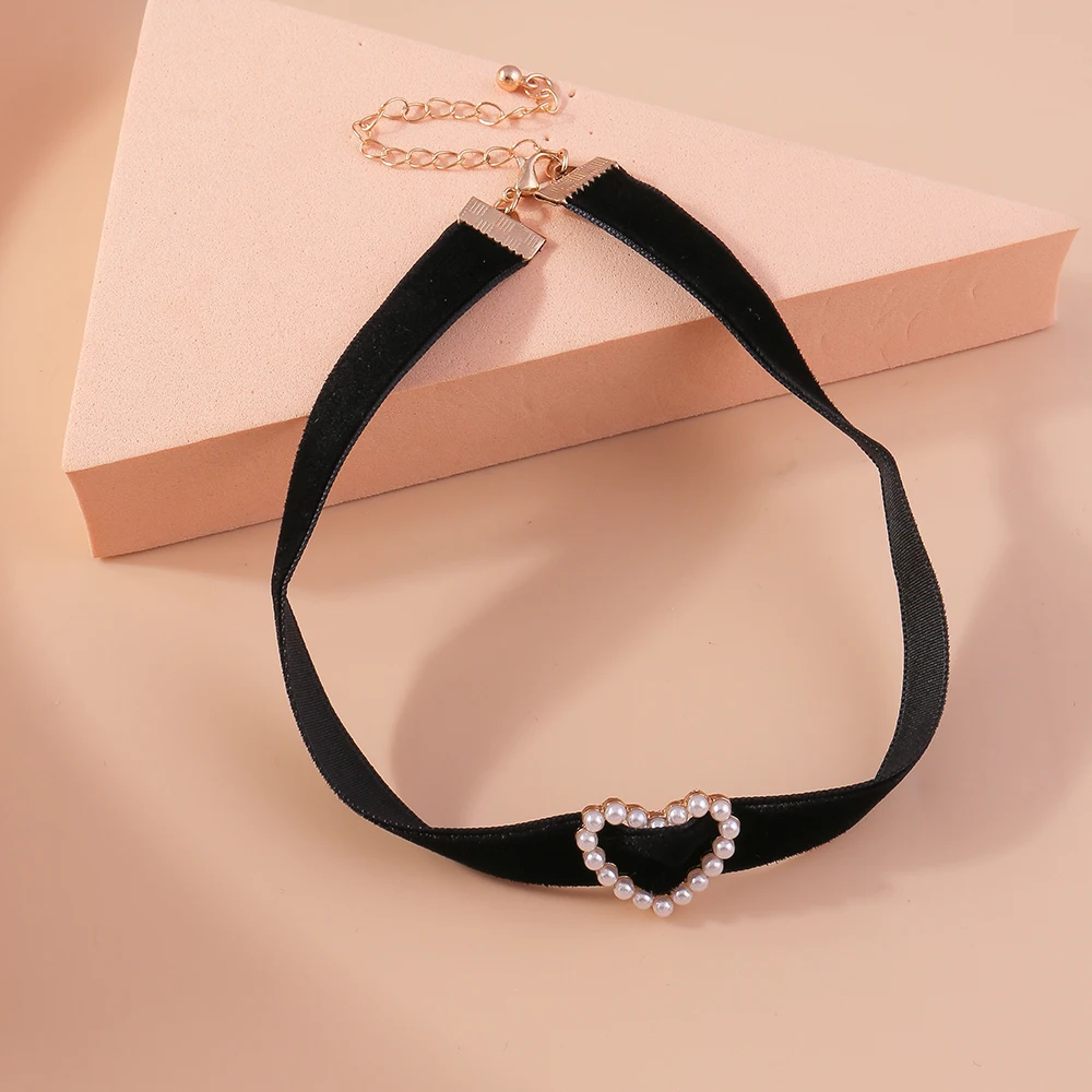 Modische koreanische schwarze Samt-Herz-Choker-Halskette für Frauen und Mädchen, Party- und Festival-Schmuckgeschenke – Detail 2