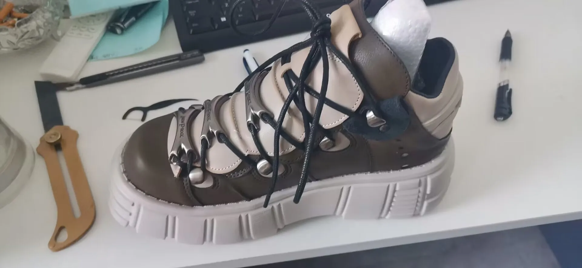 Prawdziwa skóra hiszpańska punkowa małe skórzane 2024 wiosna i jesień nowa uliczna zatrzask Retro Rock damskie metalowe buty na platformie