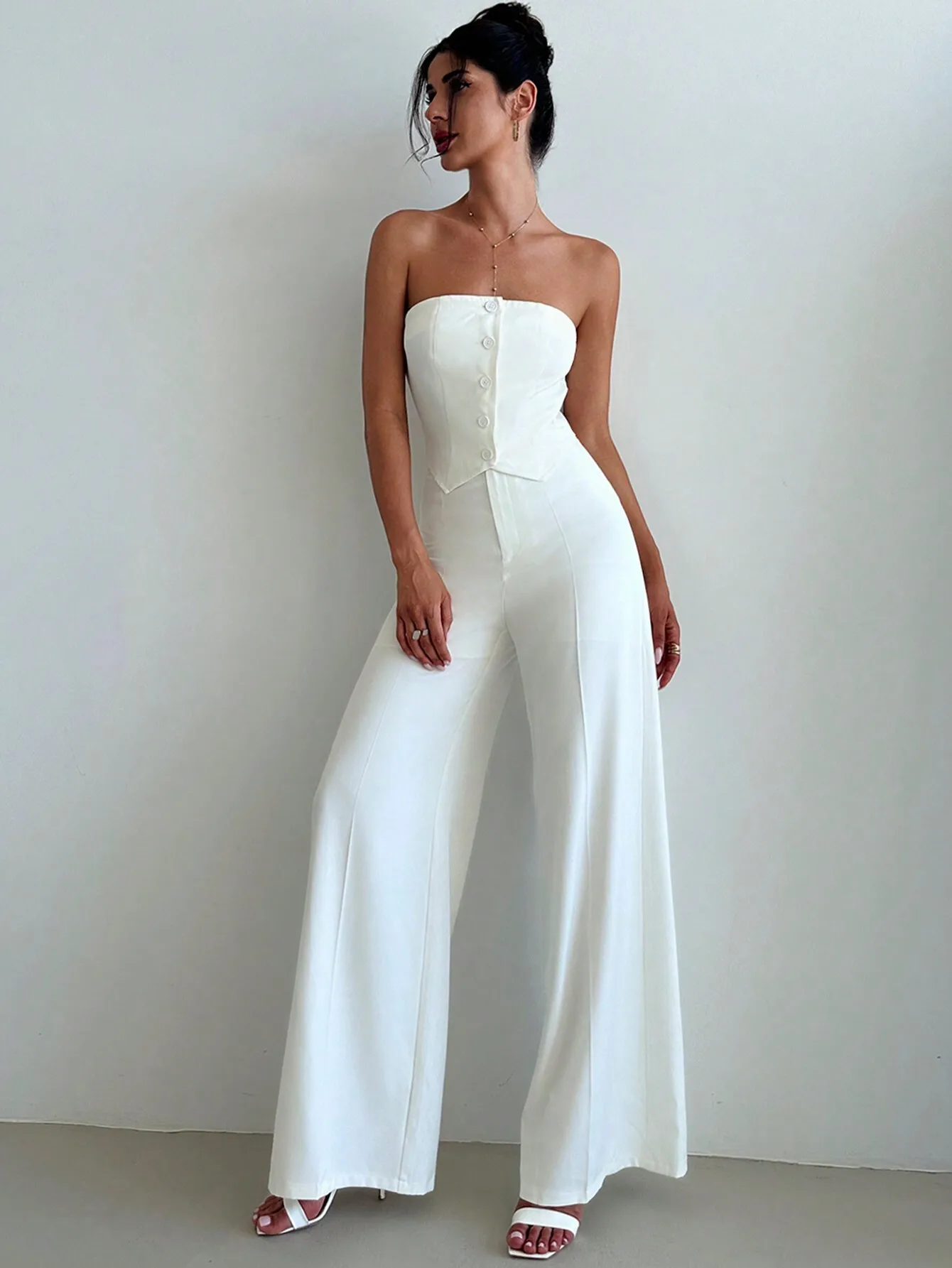 

Белый комплект: топ-корсет без бретелек на пуговицах и брюки с широкими штанинами для элегантного офисного образа