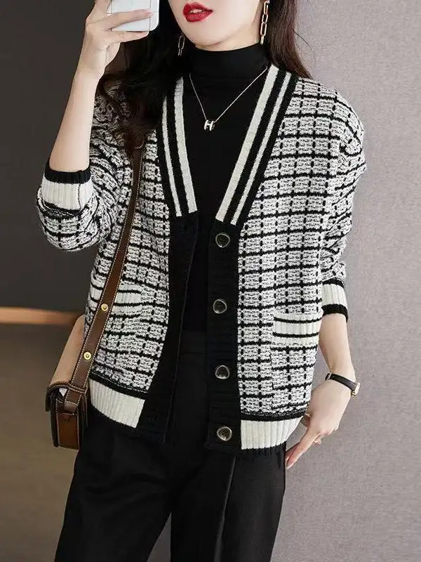 

Весна-Осень 2024, новинка Sle Small Fraance, вязаное пальто для женщин, клетчатый дизайн, повседневное удобное длинное пальто с v-образным вырезом...