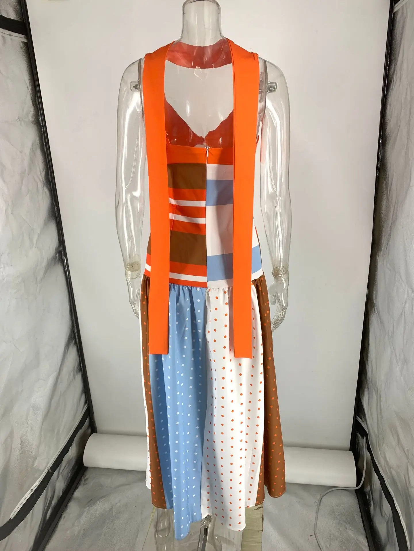 Sommerliches Farbblock-Kleid mit Polka Dots und Patchwork, Sexy Rückenfreies Midi-Kleid mit Band für Damen, Festliches Partykleid 2026 – Detail 2
