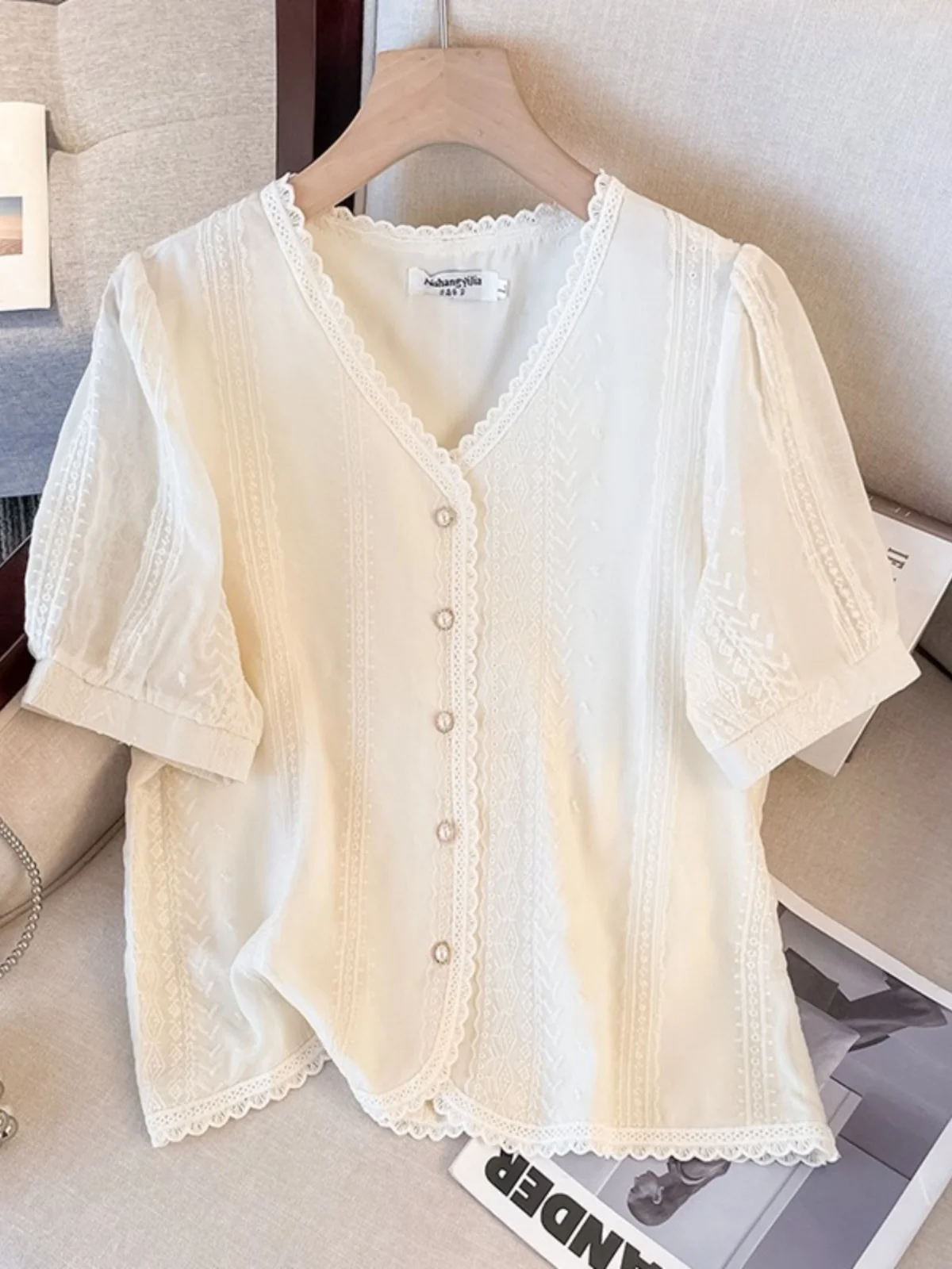 

Large Size Women's Short Sleeve V-Neck Lace Trimmed Shirt Korean Style Straight Cut Commute Fashion Age-Defying Slimming Top