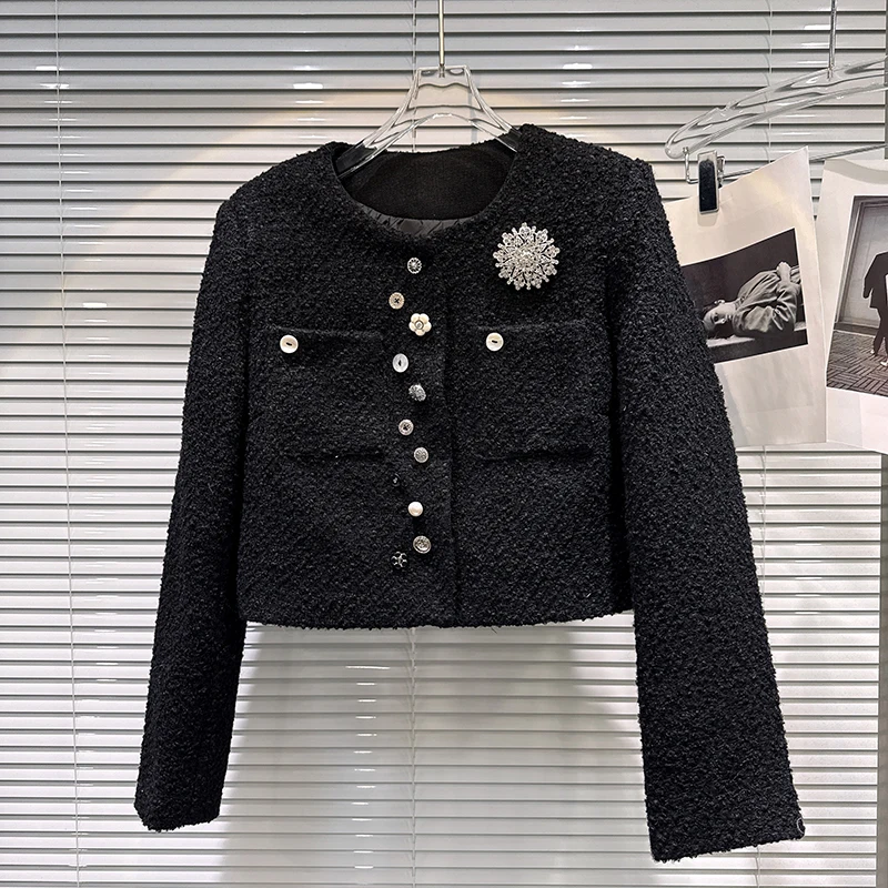 Krótka kurtka z metalową klamrą w stylu małej, delikatnej ozdoby, z wyściółką z puchu, elegancka i modna, nowość na zimę 2025 dla kobiet.