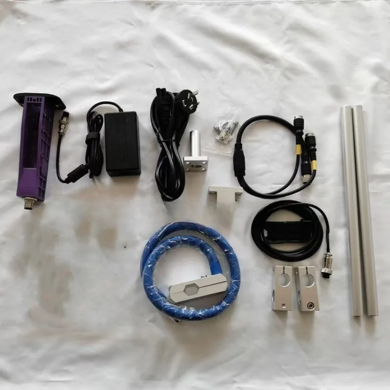 خط التجميع آلة الترميز النافثة للحبر الأوتوماتيكية عبر الإنترنت رمز الاستجابة السريعة الباركود البلاستيك الصلب