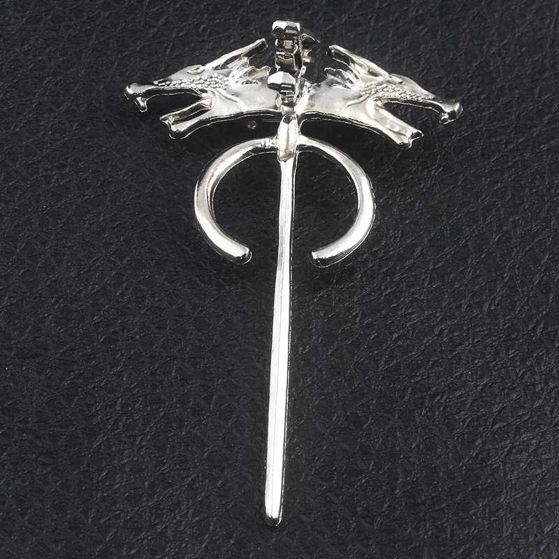 Classic Movie Thrones Wolf Head Brooch Pin for Backpacks Lapel Enamel Pins and Brooches Badge Bags Decoration Fans Gifts