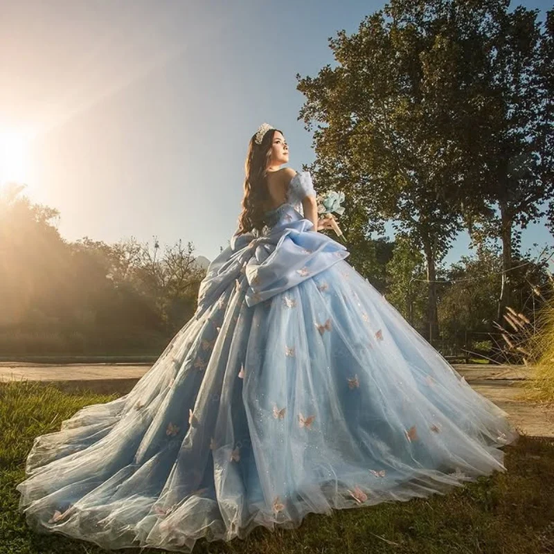 فستان Quinceanera باللون الأزرق المائي اللامع عاري الكتفين مزين بالترتر بفيونكة كبيرة وذيل طويل فيستدوس دي 15 Quinceanera ﻿ تخصيص
