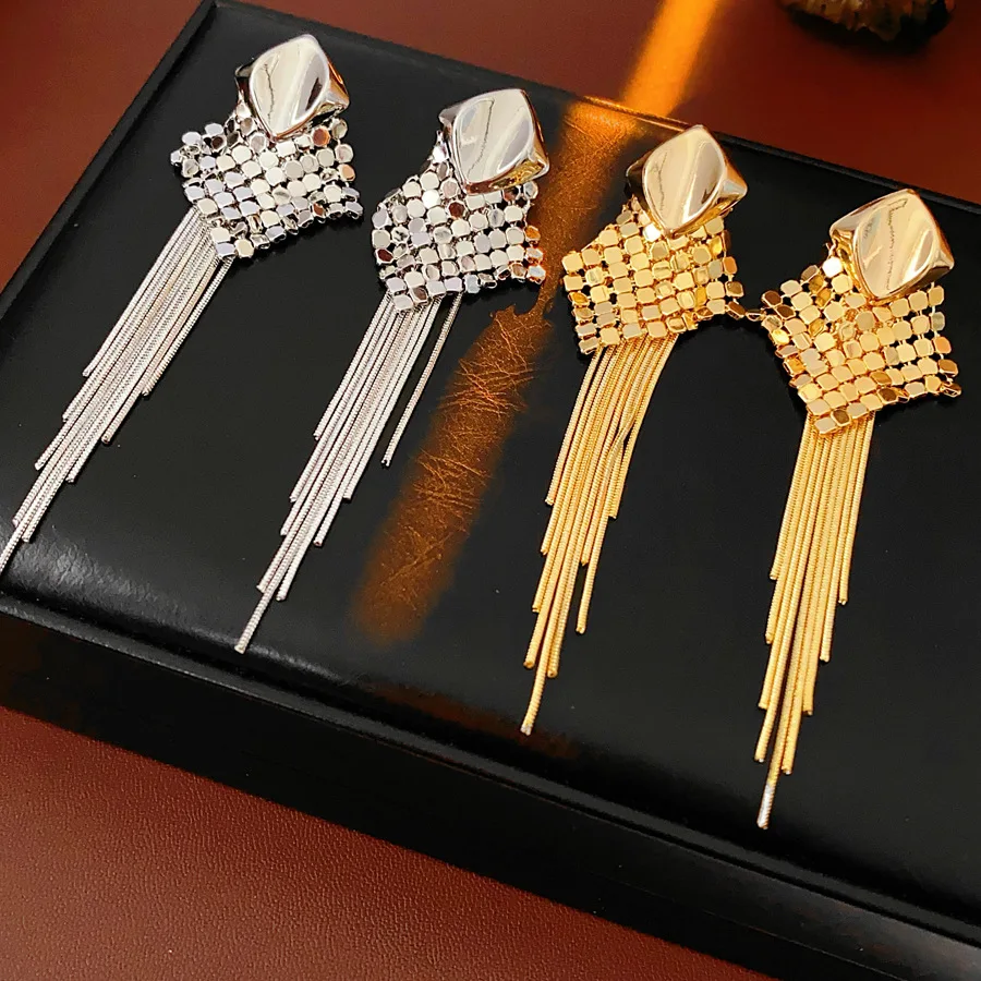 Pendientes de nicho de diseño de lujo ligeros exagerados con borla de brillo de diamante geométrico europeo y americano para mujer.