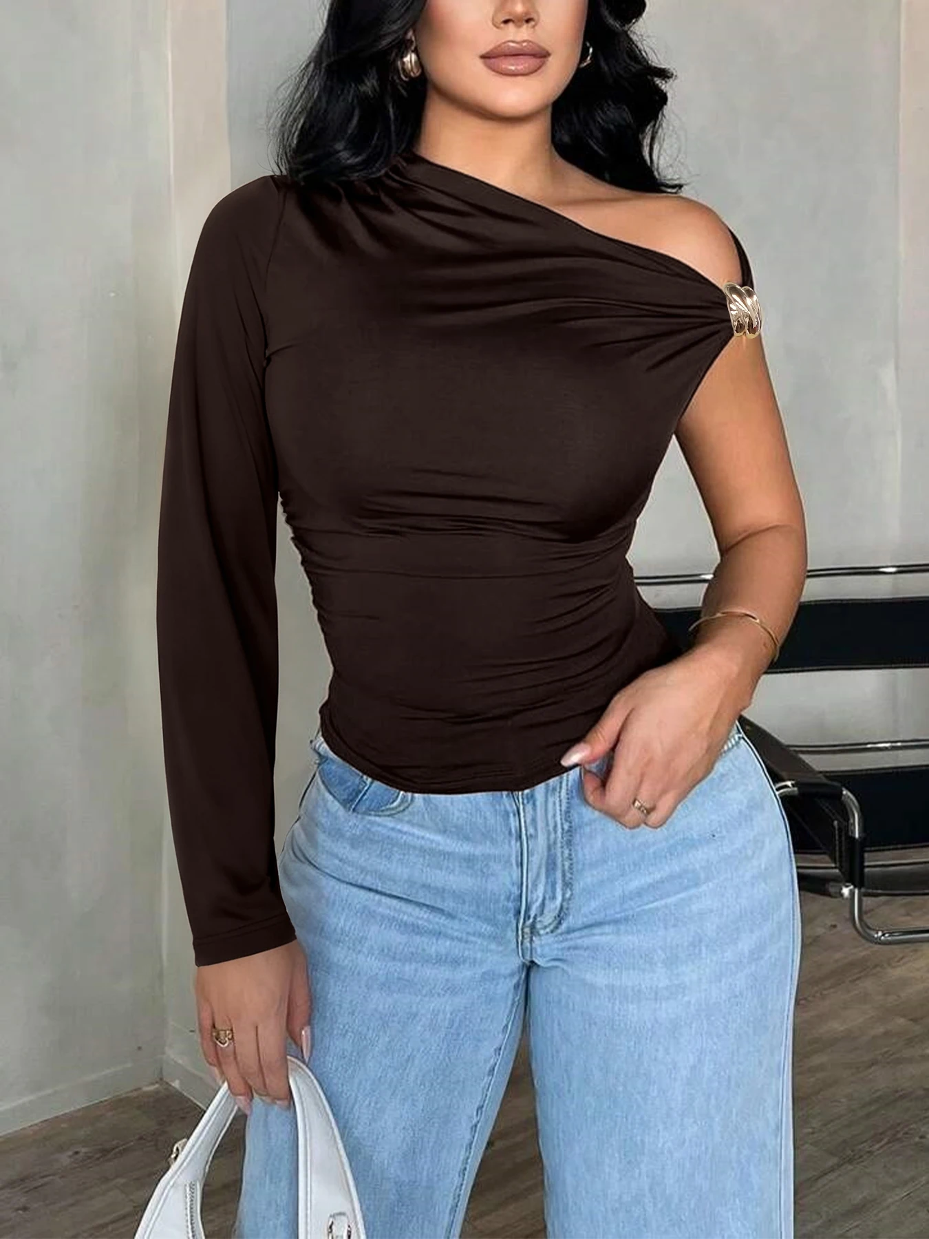

Весенне-летняя женская футболка темно-коричневого цвета на одно плечо с длинным рукавом с металлической пряжкой и рюшами, облегающая посадка, сексуальный повседневный повседневный топ для свиданий