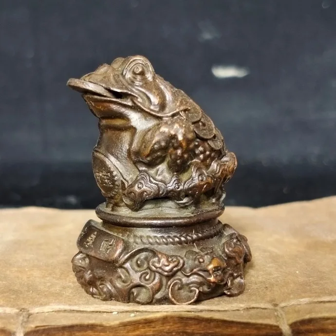 

Golden toad playing tea ceremony tabletop ornament money in the mouth can be turned Golden toad bronze statue animal sculpture