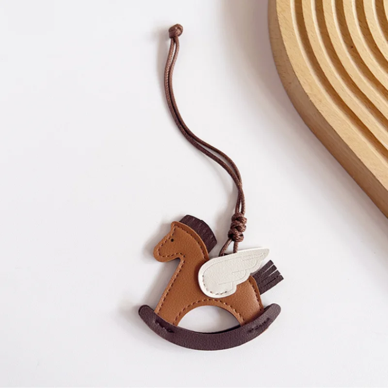 Ręcznie szyty wisiorek z końską sierotką z ekoskóry, ozdoba do torebki, modne i wykwintne akcesoria, prezent dla siostry lub najlepszej przyjaciółki.