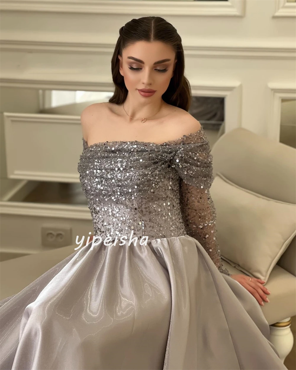 Gaun panjang Prom, gaun acara Bespoke leher persegi bentuk A Satin berpayet lipit