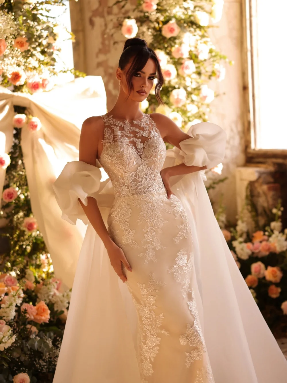 Abito da sposa a sirena con applicazioni in pizzo con mantella Abito da sposa lungo fino al pavimento senza maniche affascinante Abiti avorio personalizzati per la sposa